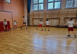 Dzieci poruszają się cwałem bocznym