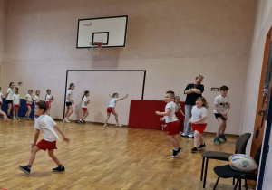 Dzieci poruszają się cwałem bocznym po obwodzie koła