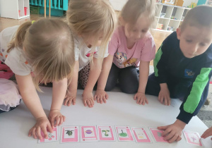 Dzieci dopasowują cienie do obrazków