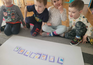 Dzieci z ułożonymi cieniami i obrazkami