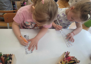 Dziewczynki kolorują zakładki do książki