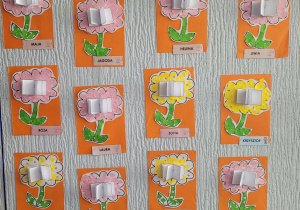 Praca palstyczna kwiatek z kartkami książki w środku