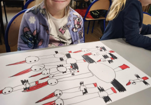 Dziewczynka z narysowanymi bocianami