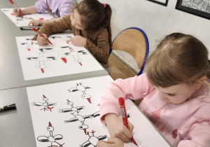 Dzieci malują bociany