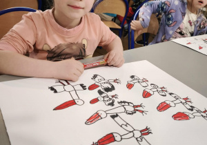 Dziewczynka z narysowanymi ośmioma bocianami