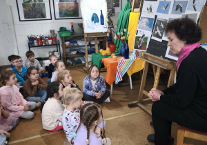 Pani plastyk tłumaczy ryzowanie bocianów