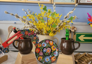 Gliniane garnuszki i łowickie talerze