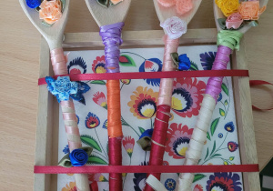 Ludowe drewniane łyzki ozdobione kwiatami