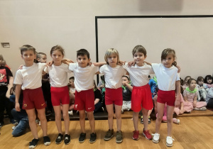 Szóstka przedstawicieli wystawiona do zawodów