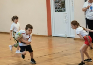 Chłopiec trzyma piłke do rugby