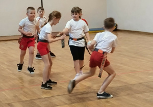 Dziewczynka zrywa pas