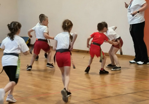 Dzieci biegają po sali gimnastycznej