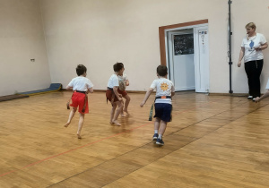 Chłopcy przekazują sobie piłkę do rugby