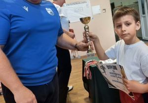 Pan dyrektor wręcza puchar