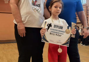 Dziewczynka z organizatorami olimpiady