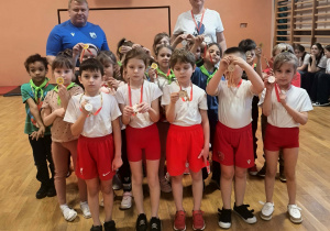 Dzieci z medalami po olimpiadzie