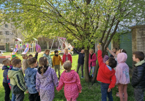 Dzieci poazkują kwitnące drzewo