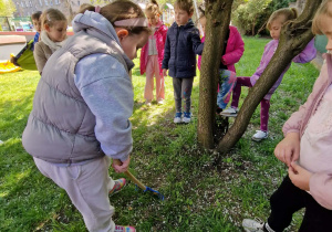 Dziewczynka grabi trawnik