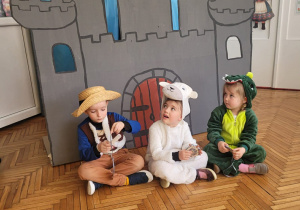 Owieczka, smok i szewczyk obok zamku