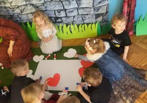 Dzieci naklejają biało-czerwone serca