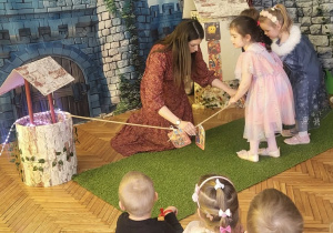 Dzieci wyciągaja sznur ze studni