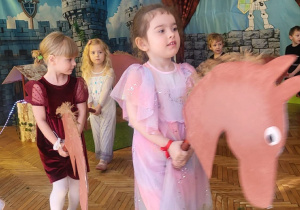 Dziewczynka jedzie na koniu