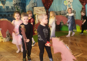 Chłopcy jada na koniu