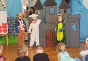 Dzieci opowiadają bajke o smoku i szewczyku