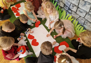 Dzieci wykonuja flagę Polski