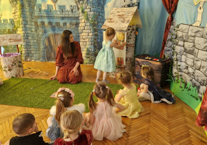 Dziewczynka przyczepia obrazek