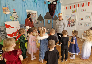 Pani dyrektor z dziećmi