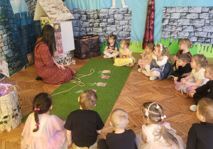 Dzieci oglądają ilustracje