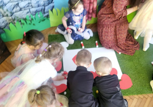 Dzieci tworzą flage z serc