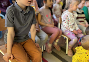 Dzieci siedzą na przedstawieniu