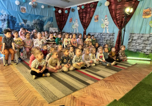 Dzieci przedszkolne w sali oglądają przedstawienie