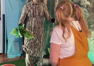 Drzewo kłoci się z dziewczynką