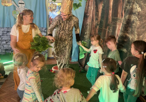 Dzieci tańczą z drzewem