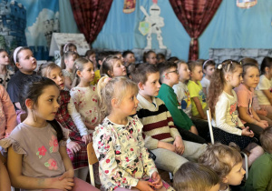 Dzieci z zapartym tchem oglądają przedstaiwenie