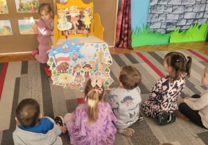 Dzieci oglądające teatrzyk o świętach majowych