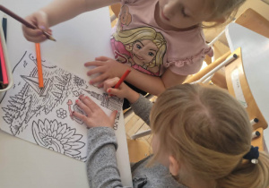 Dziewczynka koloruje Pałac Kultury