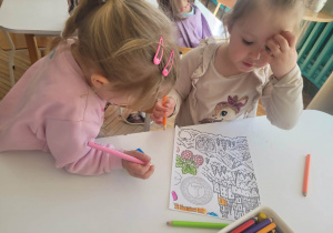 Dziewczynki zstanawiają się jak pomalować obrazek