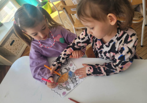 Dziewczynki kolorują ubiór regionalny