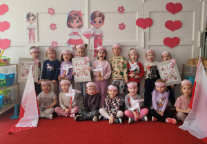 Dzieci pod dekoracją majowych świąt