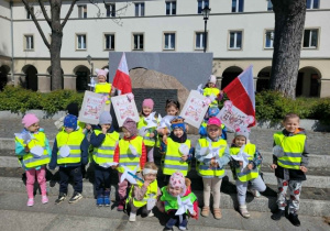 Dzieci pod pomnikiem nadającym Łodzi prawa miejskie