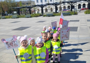 Dzieci maszerują w pochodzie