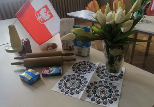 Stół przygotowany do warsztatów cukierniczych