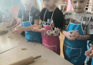 Dzieci ugniatają ciasto