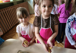 Dzieci formują z ciasta flagę