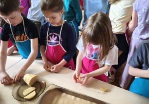 Dzieci lepią ciasto