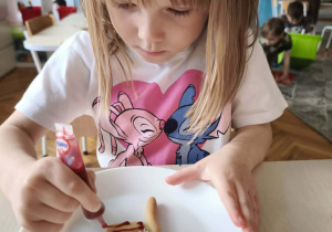 Dziewczynka maluja jadalną farba flage